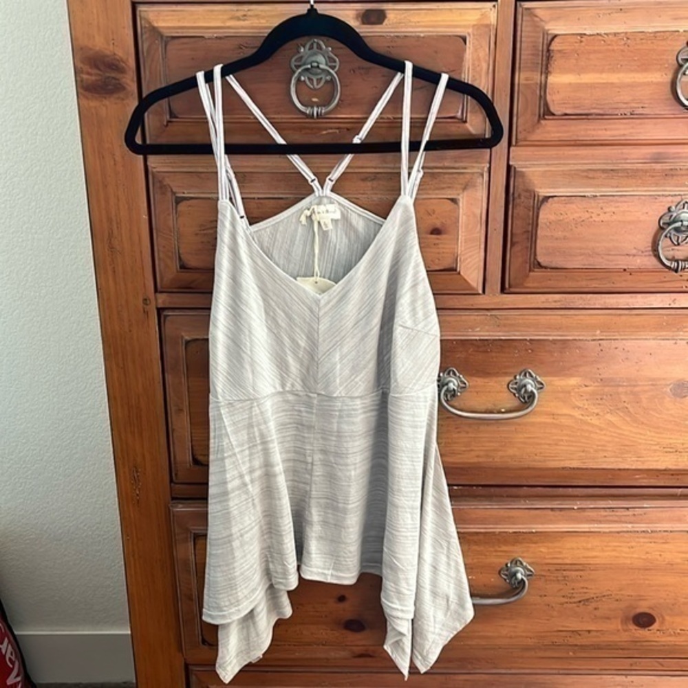 Hem & Thread Women’s Cream V-Neck Top Size Large NWT